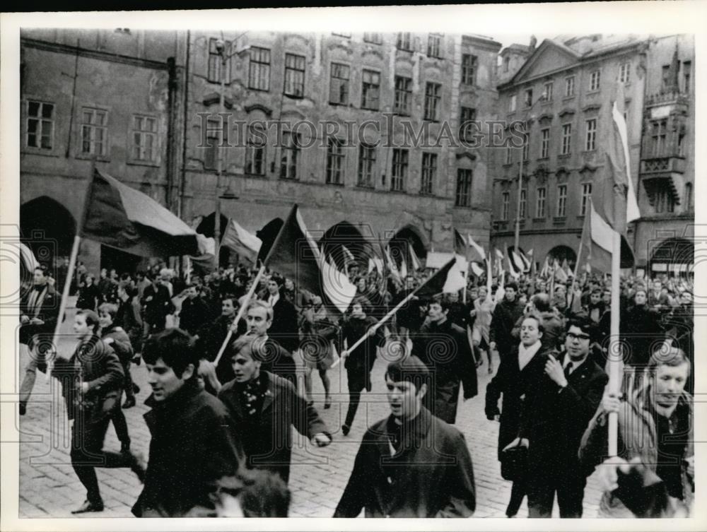 1968 Press Photo Young Czechoslovakians march through Prague carrying flags - Historic Images