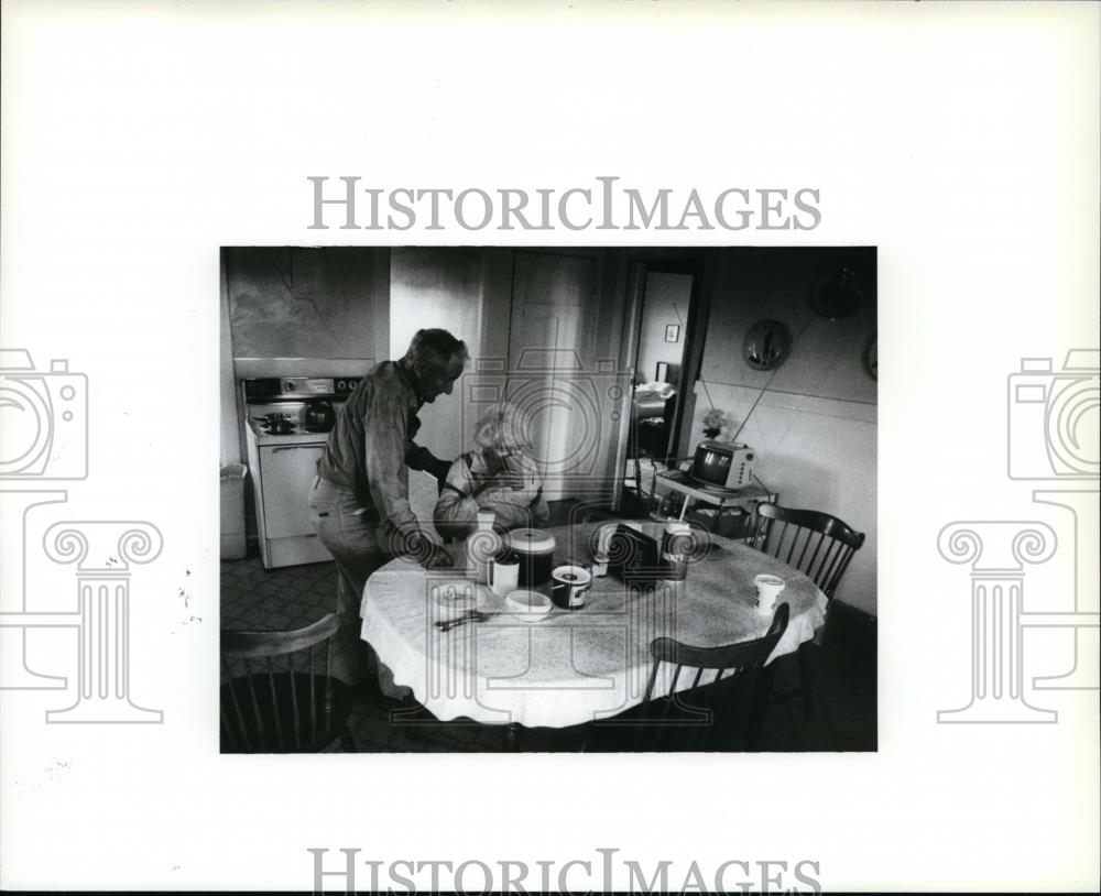 1991 Press Photo Don Lambert takes care of wife Kay with Alzheimer - spa23078 - Historic Images
