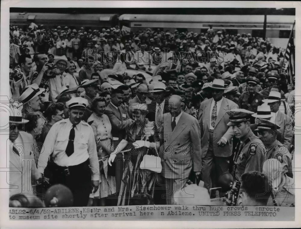 1952 Press Photo Mr and Mrs. Eisenhower walk thru to Museum site at Abilene - Historic Images