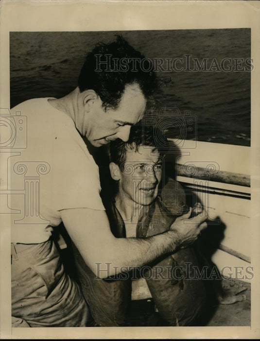 1944 Press Photo Frank Ebbert Giving First Aid By Coast Guardsman McCreedy - Historic Images