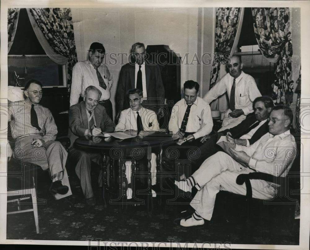 1939 Press Photo Harlan Coal Operators and United Mine Worked signs Contract - Historic Images