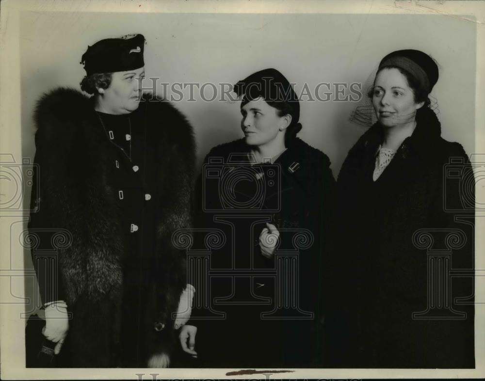 1937 Press Photo Women Pose for Camera in Fur Coats, Shaker Heights, OH - Historic Images