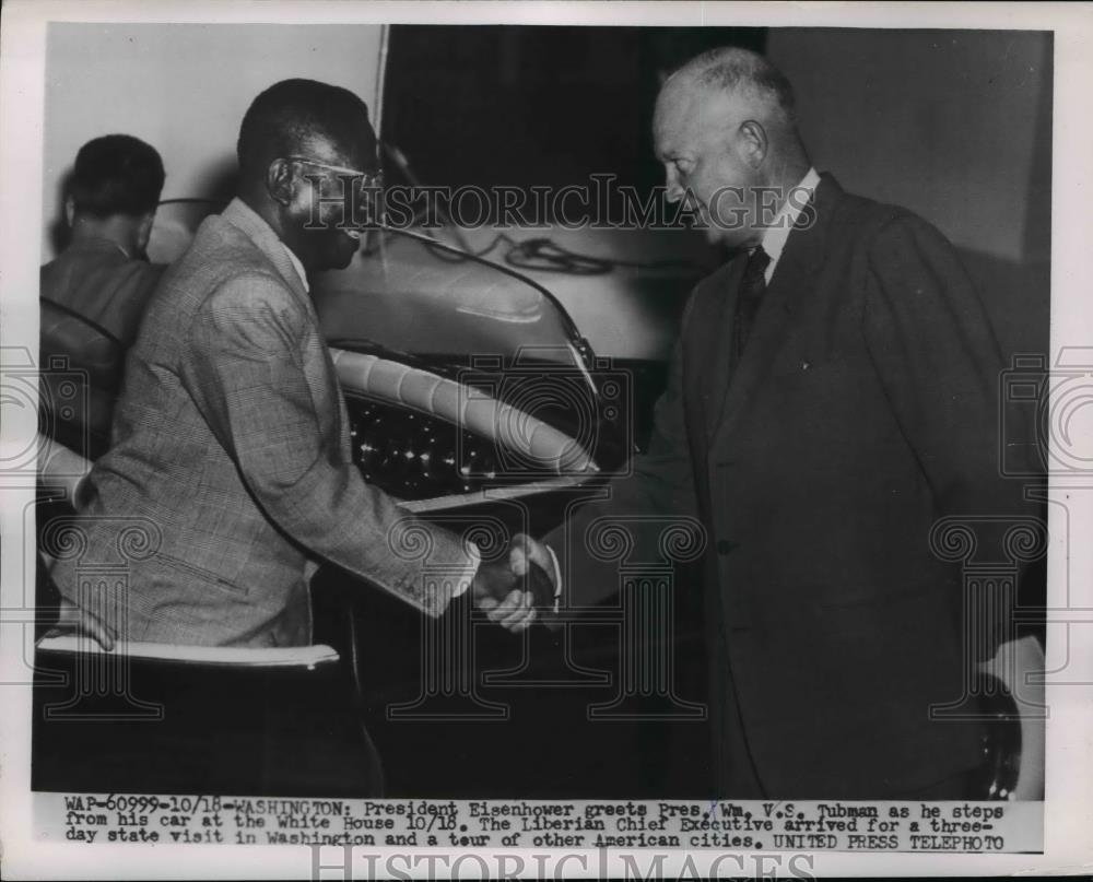1954 Press Photo Pres.Eisenhower greets Pres.Wm V.S. Tubman from his car - Historic Images