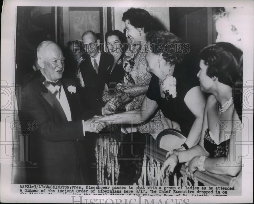 1954 Press Photo Pres.Eisenhower with a group of Ancient Order of Hibernians - Historic Images