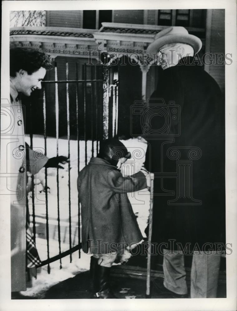 1949 Press Photo 3 year old Andy Andrews shakes President Trumans hand - Historic Images