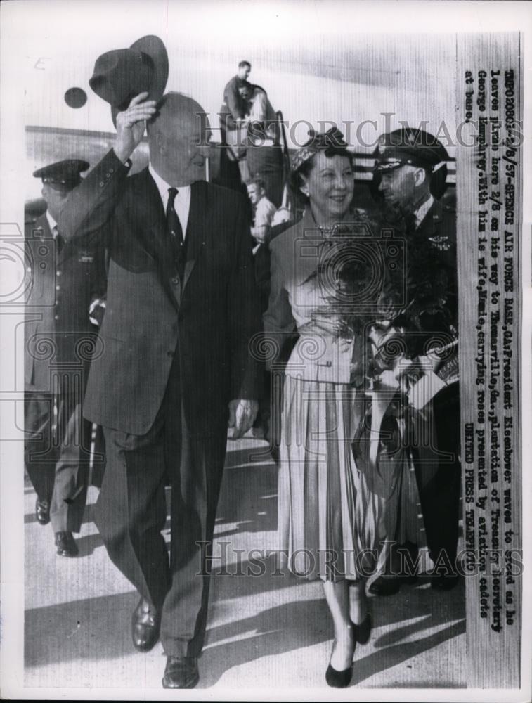 1957 Press Photo Pres.Dwight Eisenhower and wife on their way to Thomasville Ga - Historic Images