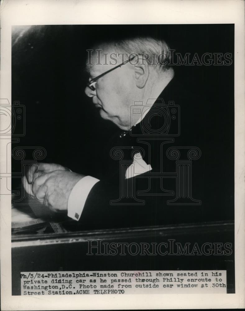 1949 Press Photo Sir Winston Churchill at his car he passed through Philly - Historic Images