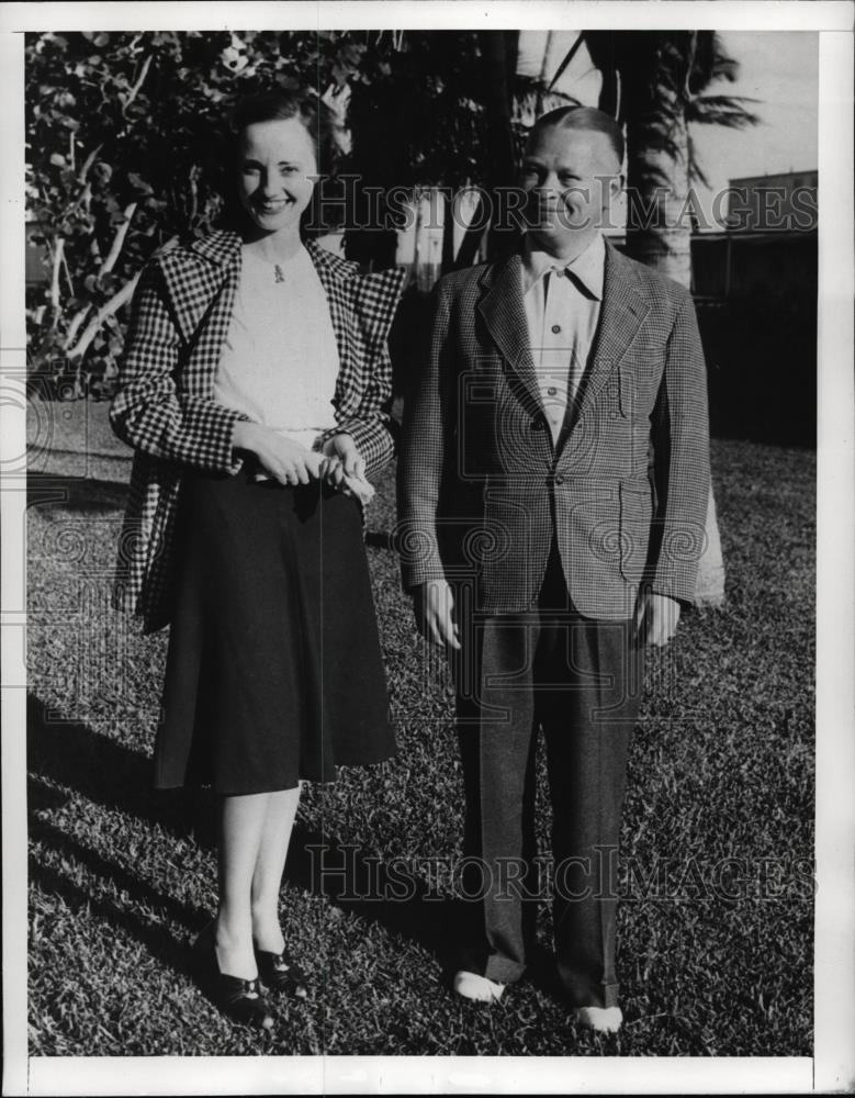 1941 Press Photo B.F. Kuniholn, U.s Consul in Iceland with wife at Miami Beach - Historic Images