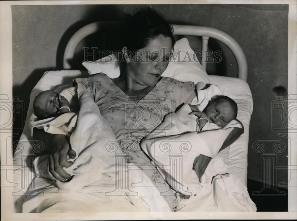 1938 Press Photo Myrtle Dionne holds her newborn twins in hospital - nee94751 - Historic Images