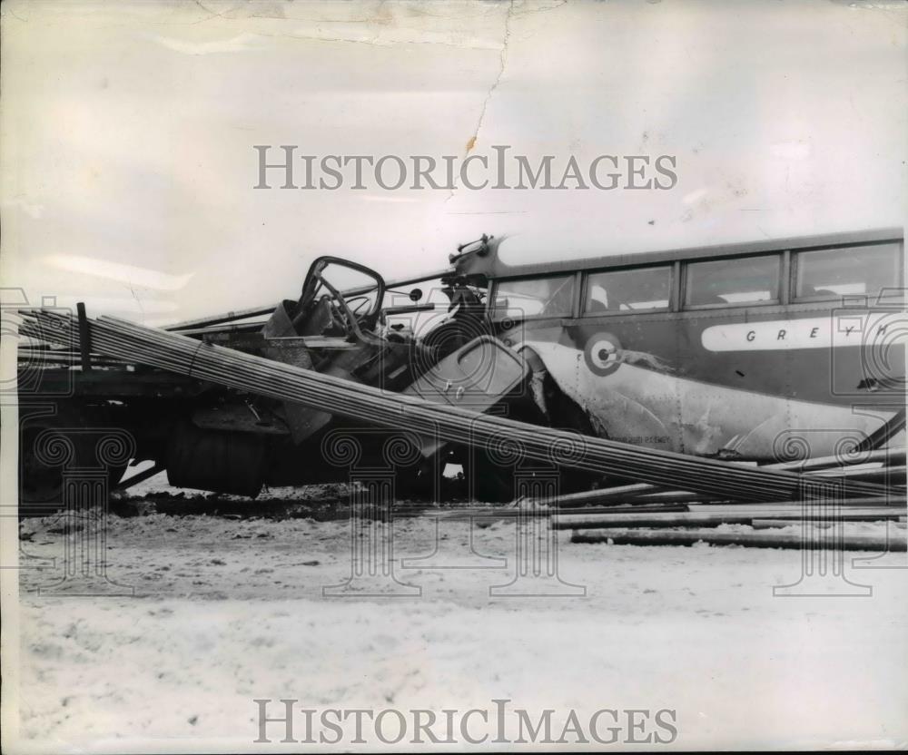 1945 Press Photo Truck And Bus Collision Near The Stark-Wayne Country Lines - Historic Images