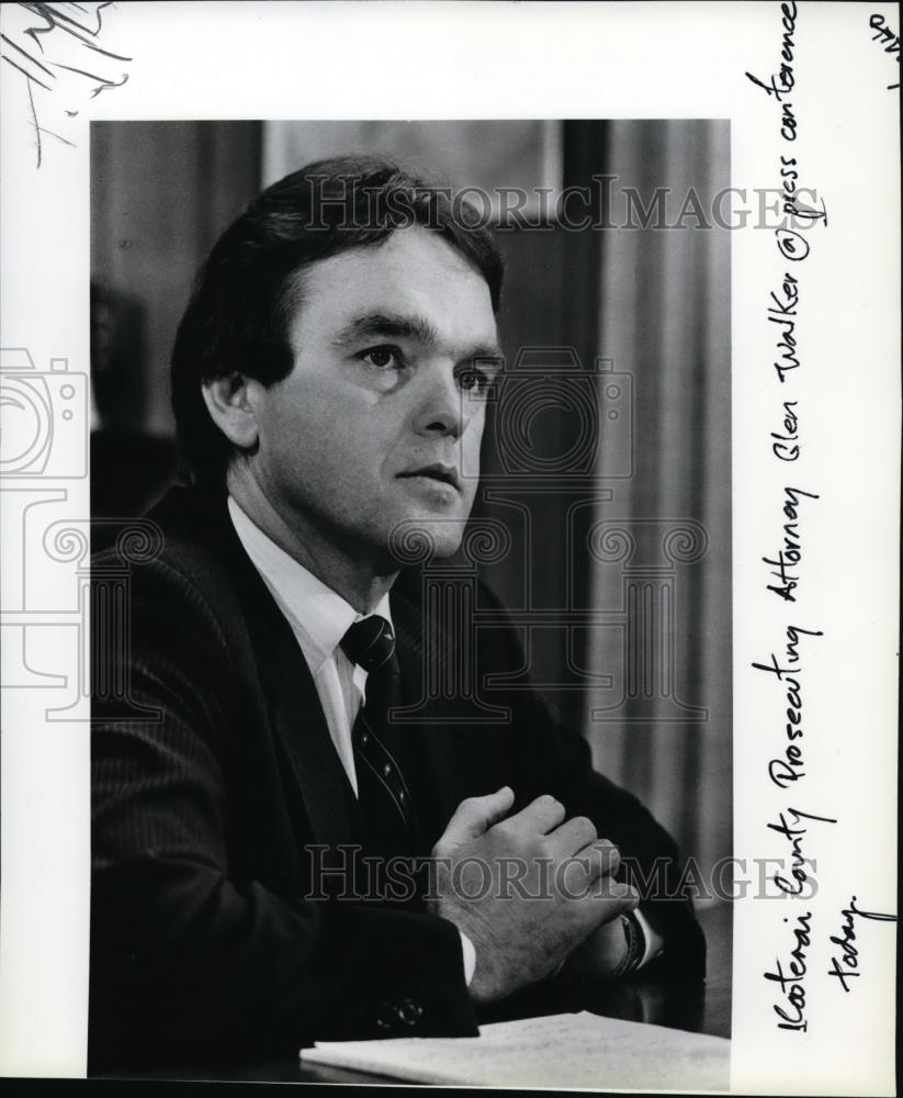 1984 Press Photo Kooterai County Prosecuting Attorney Glen Walker at press con - Historic Images