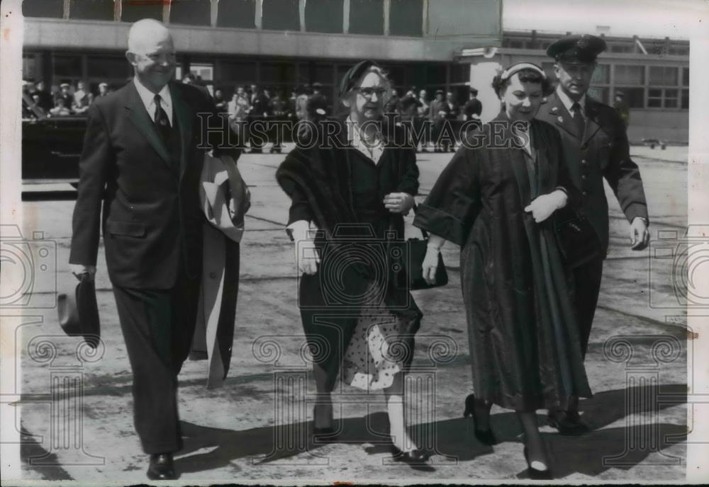 1956 Press Photo Dwight and Mamie Eisenhower Walk to Plane Through MATS Terminal - Historic Images