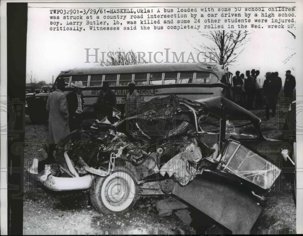 1961 Press Photo School bus struck at a country road intersection at Oklahoma - Historic Images