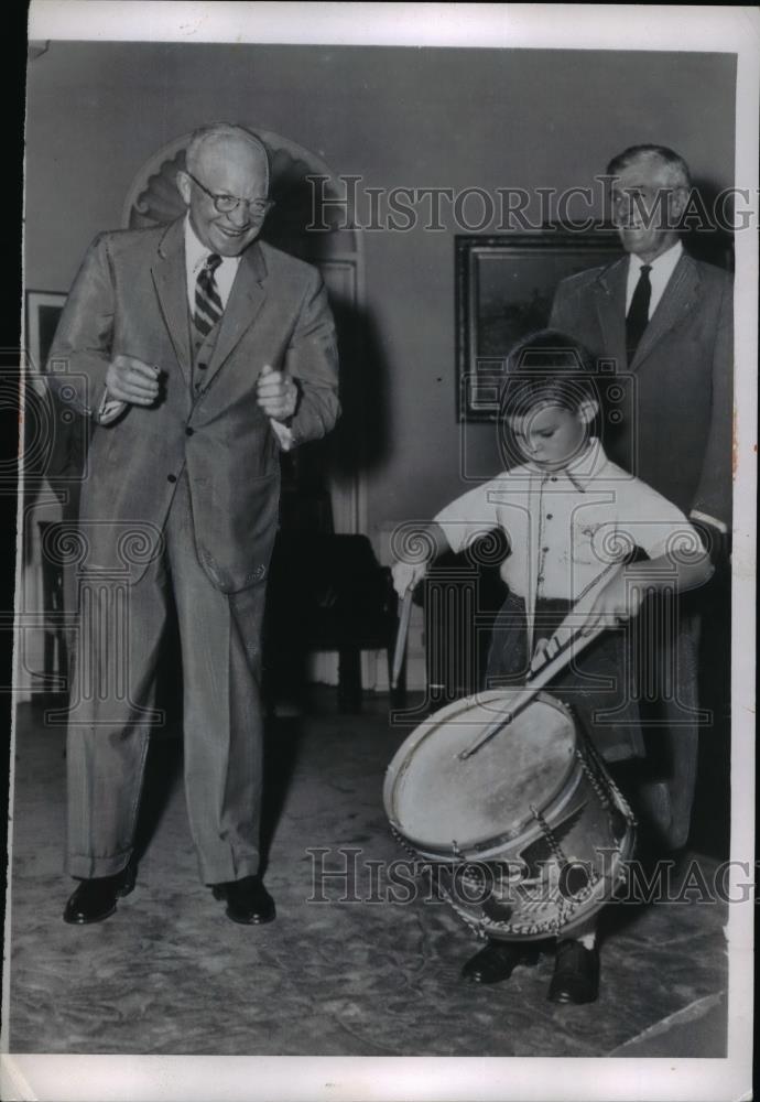 1954 Press Photo Pres.Dwight Eisenhower watched grandson David plays drum - Historic Images