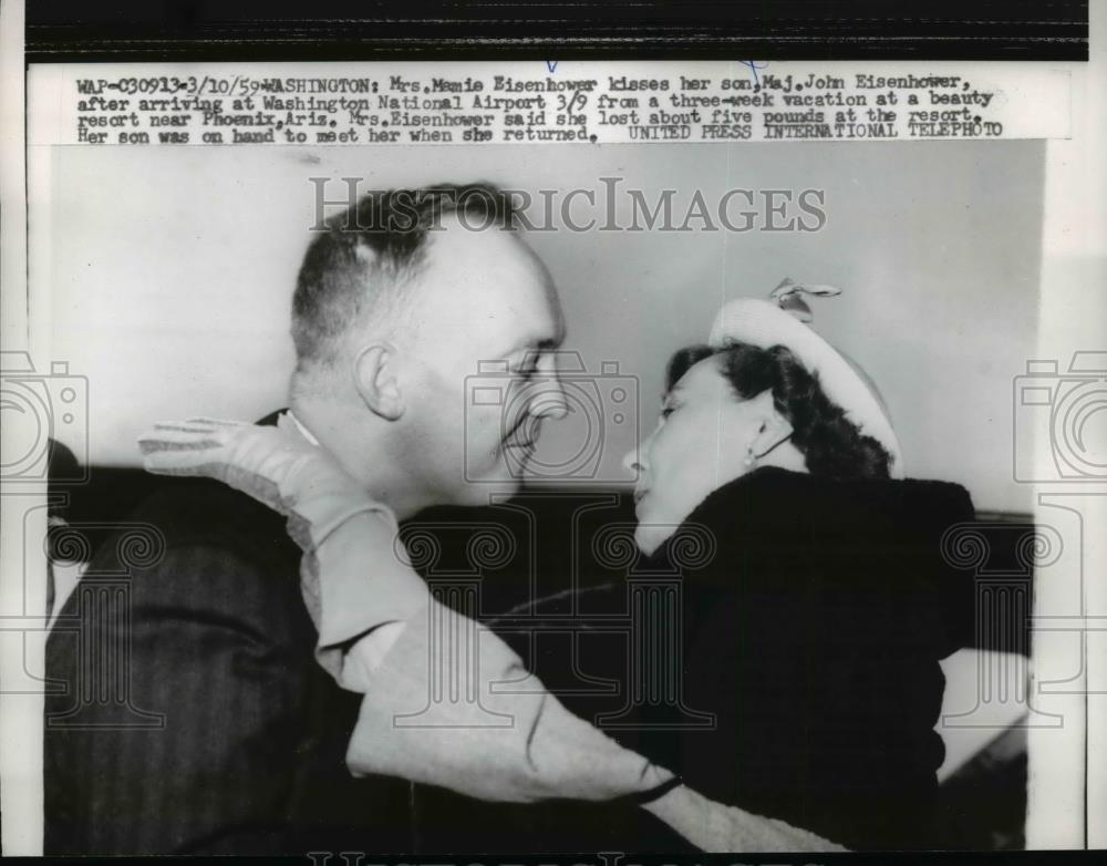 1959 Press Photo Mrs.Mamie Eisenhower kisses her son Maj. John Eisenhower - Historic Images