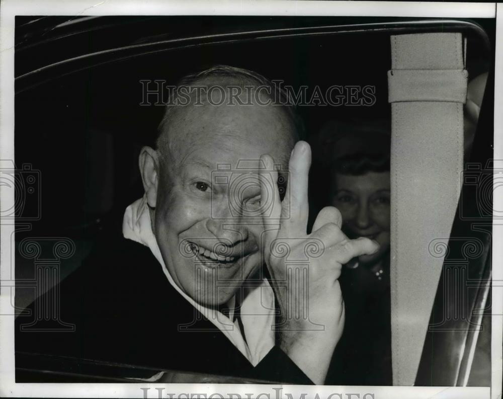 1966 Press Photo Pres. Eisenhower waves at Walter Reed Army Medical Center - Historic Images