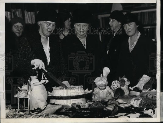 1930 Press Photo Mrs. Hoover Cuts Novel Birthday Cake - nee94004 - Historic Images