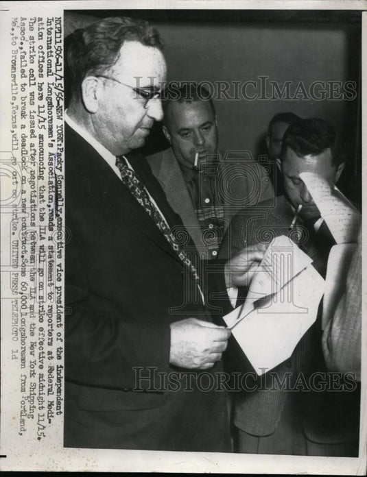 1956 Press Photo Packy Connelly Pres of Longshoremen read statement to reporters - Historic Images