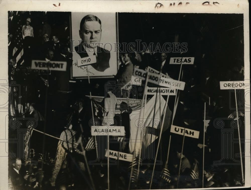 1928 Press Photo Demonstration at the platform with Hoover picture being aloft - Historic Images