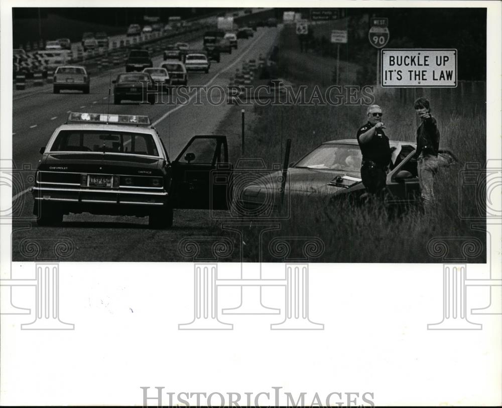 1991 Press Photo ISP Cpl Jim Culpepper Interviews Motorist after Car Accident - Historic Images