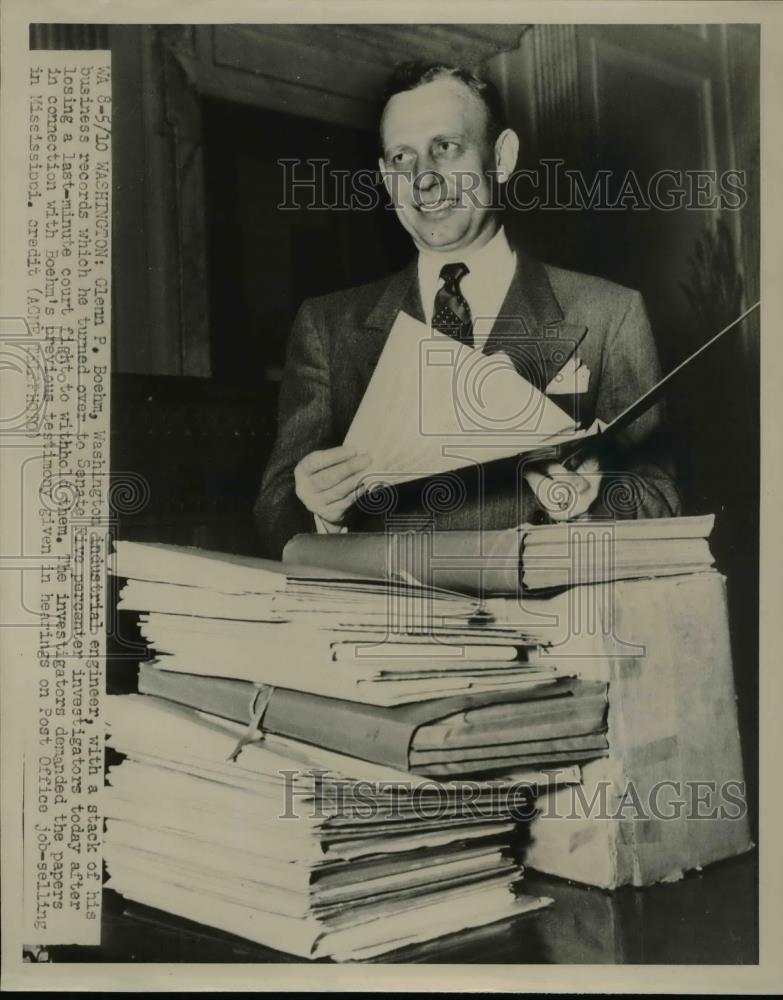 1951 Press Photo Glen Boehm Washington industrial engineer turns records over - Historic Images
