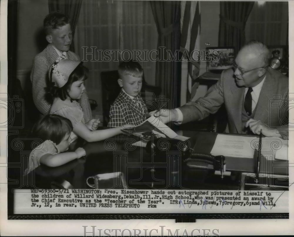 1954 Press Photo Pres.Eisenhower autographed pictures of himself to Children - Historic Images