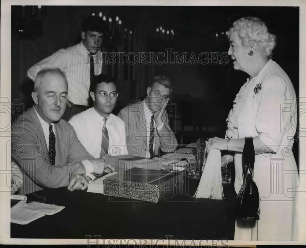 1944 Press Photo Mrs. Ralph Harris And Harold Mason At Table In A Quandary - Historic Images