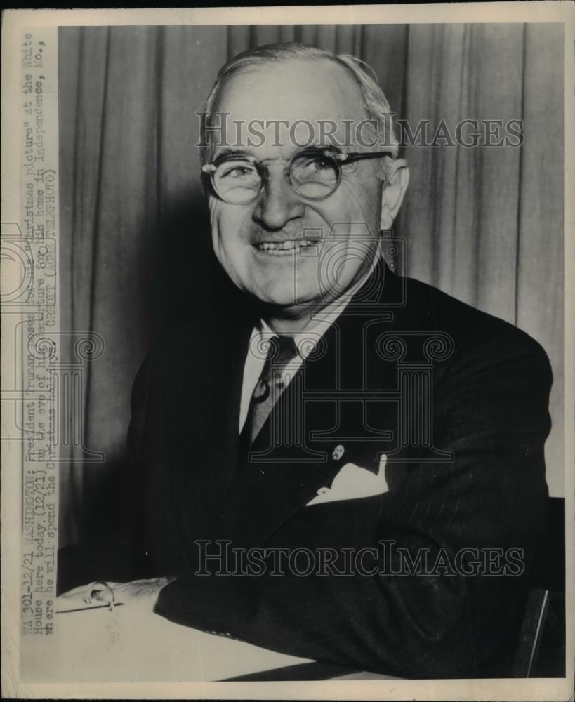 1940 Press Photo President Truman Poses For His Christmas Picture - nee95707 - Historic Images