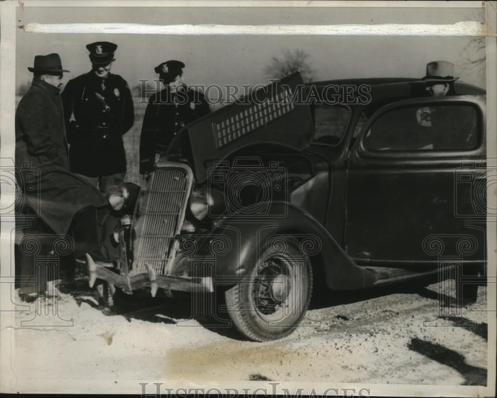 1938 Press Photo State Police examined Stolen car abandoned by a bandit couple - Historic Images