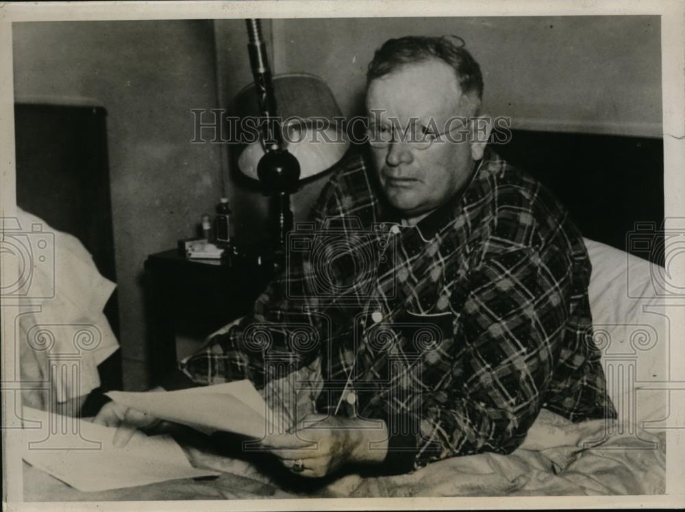 1938 Press Photo Leon C.Phillips took his election victory at his bed - Historic Images