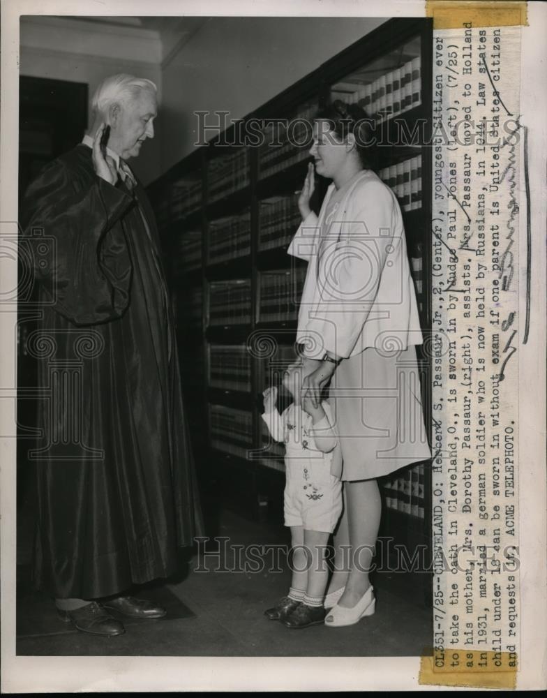 1947 Press Photo Herbert Passaur sworn in as US citizen by Judge Paul Jones - Historic Images