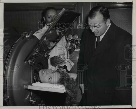 1948 Press Photo Mrs.Margaret Averill receive Treatment for Infantile Paralysis - Historic Images