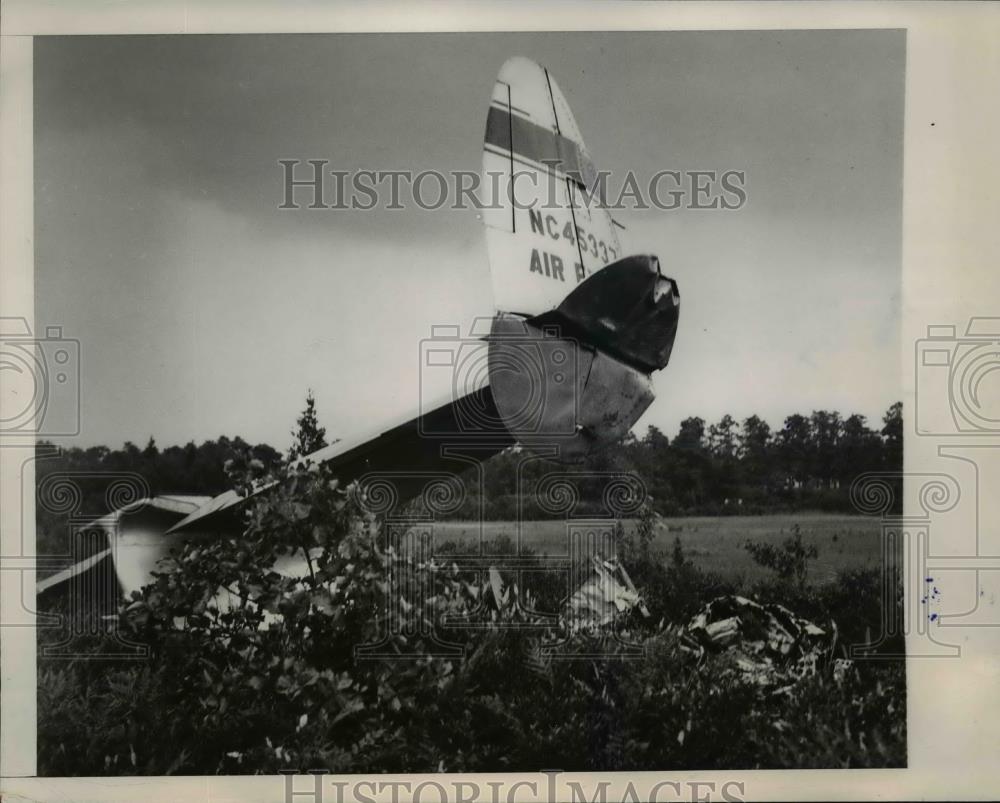 1946 Press Photo Wreckage of Twin engine Atlantic Airlines Plane in the woods - Historic Images