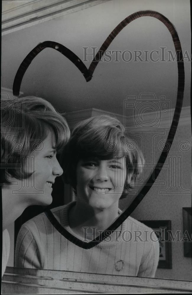 1967 Press Photo Alice Valentine framed in lipstick heart - nef02179 - Historic Images