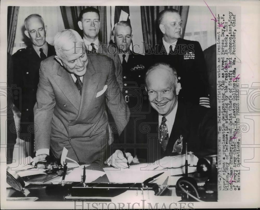 1953 Press Photo Pres.Eisenhower singed Proclamation of Armed Forces Day - Historic Images