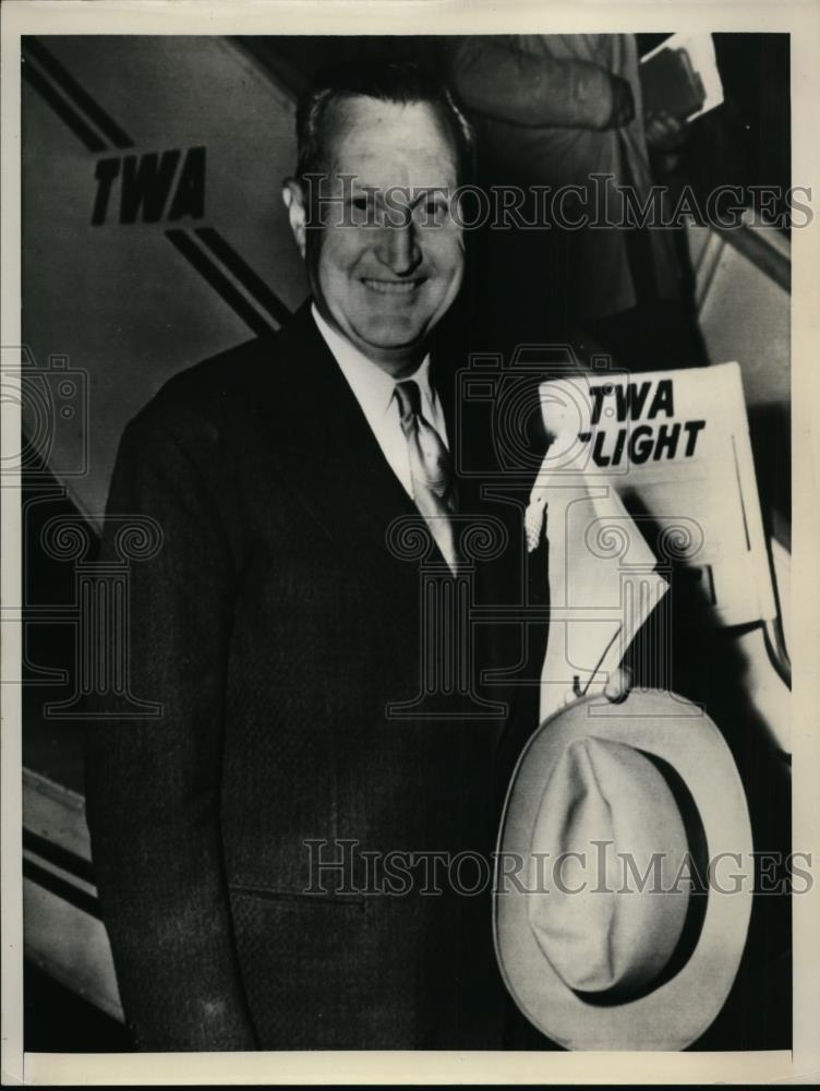 1952 Press Photo Senator William Benton Arrived In Los Angeles For The Hearing - Historic Images