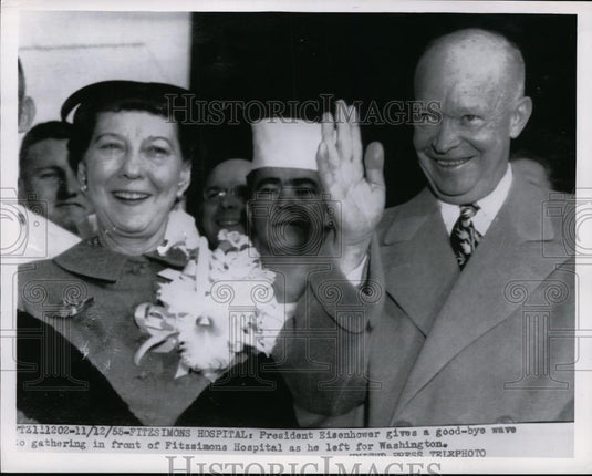 1955 Press Photo  Dwight & Mamie Eisenhower Wave Goodbye at Fitzsimons Hospital - Historic Images