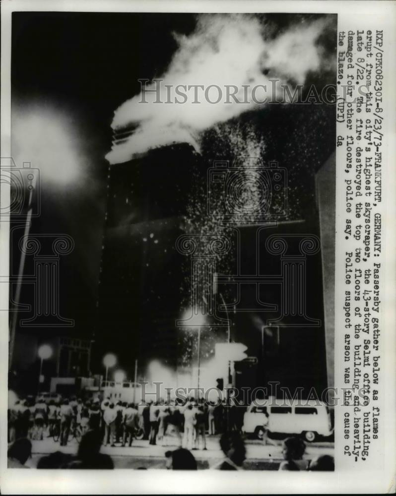 1973 Press Photo Crowd watches flames erupt from Selmi office building - Historic Images