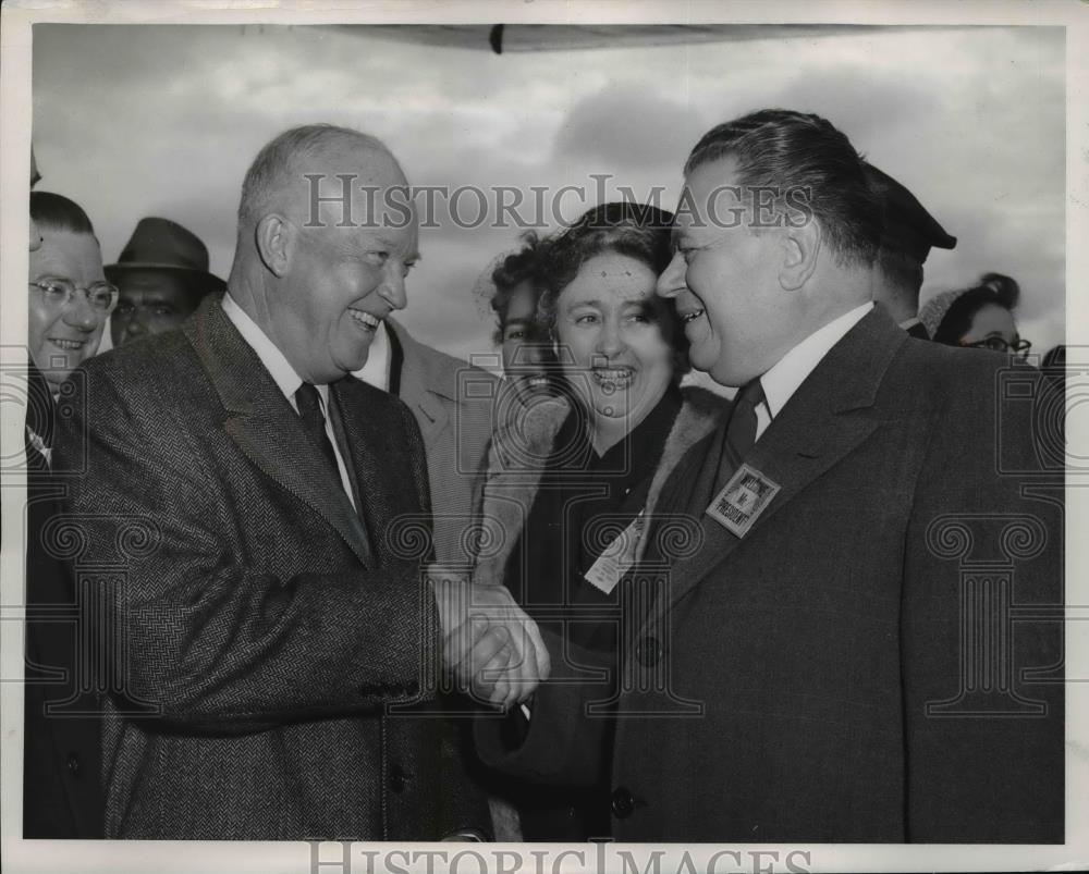 1954 Press Photo Pres. Dwight Eisenhower shake hand with Bender - nee98596 - Historic Images