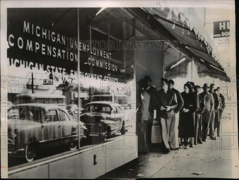 1949 Press Photo Ford workers idled by strike line up to receive unemployment - Historic Images