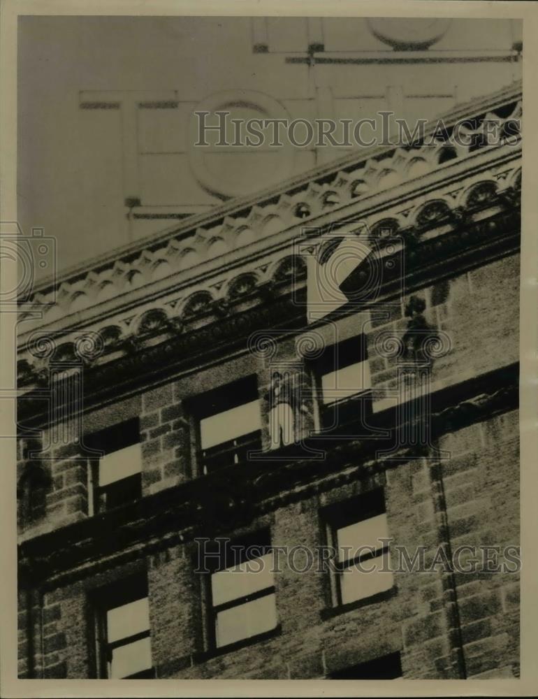1951 Press Photo Suicidal Man Albert Thomas on Ledge at Hotel Touraine, Boston - Historic Images