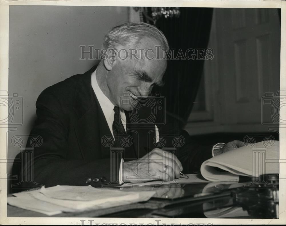 1935 Press Photo Speaker Joseph W.Byrns signed the Patman Soldier Bonus Bill - Historic Images