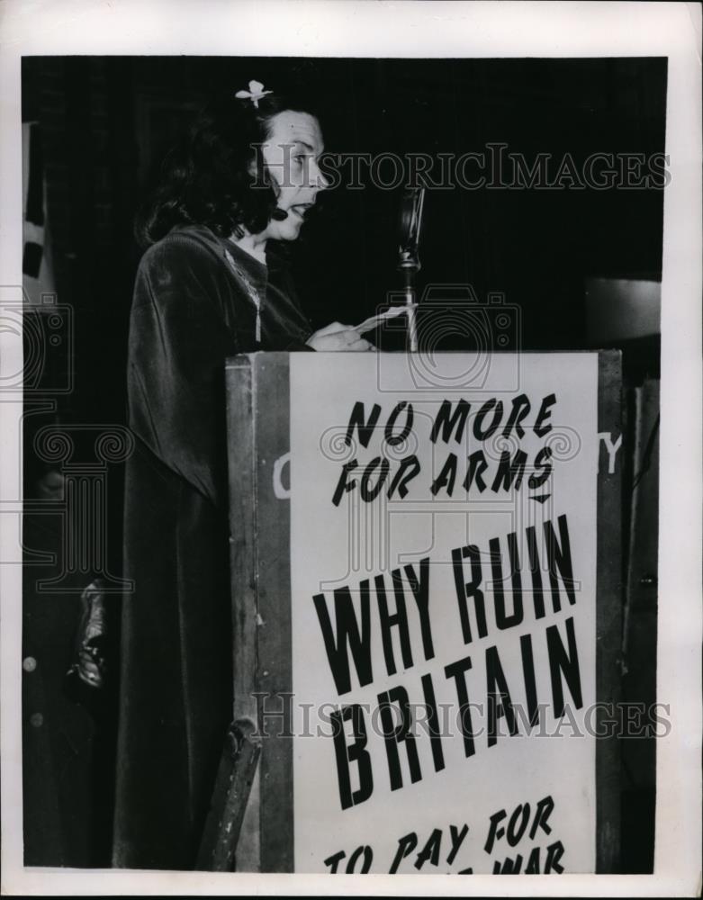 1950 Press Photo Woman demonstrator speaks to rally of London Trade Unionists - Historic Images