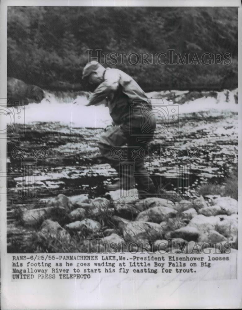 1955 Press Photo Pres.Dwight Eisenhower goes wading at Little oy Falls - Historic Images
