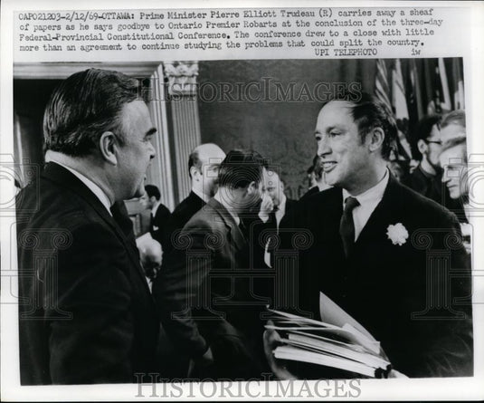1969 Press Photo Prime Minister Pierre Elliot Trudeau carries a sheaf of papers - Historic Images