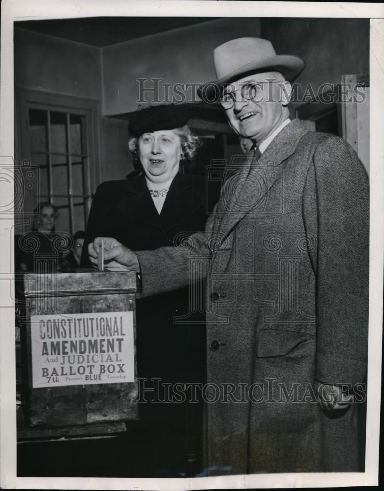 1944 Press Photo Pres.Harry Truman and Wife cast their ballot at Independence - Historic Images