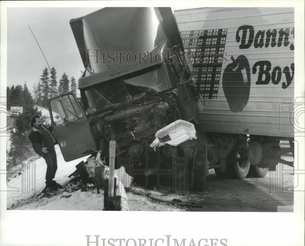 1992 Press Photo Michale Herbst Surveys Damage to His Tractor Trailer - spa27961 - Historic Images
