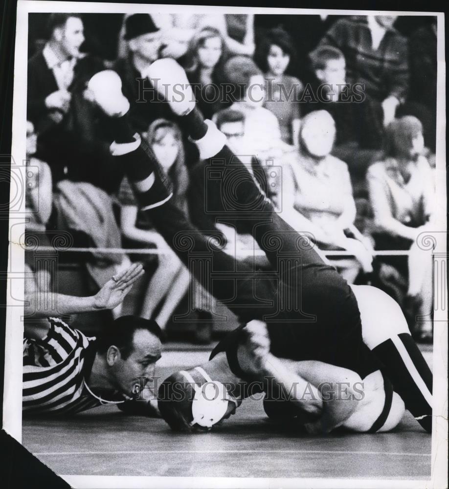 1967 Press Photo Bob Lade wrestles terry Abramovich ib Cleveland Ohio - Historic Images