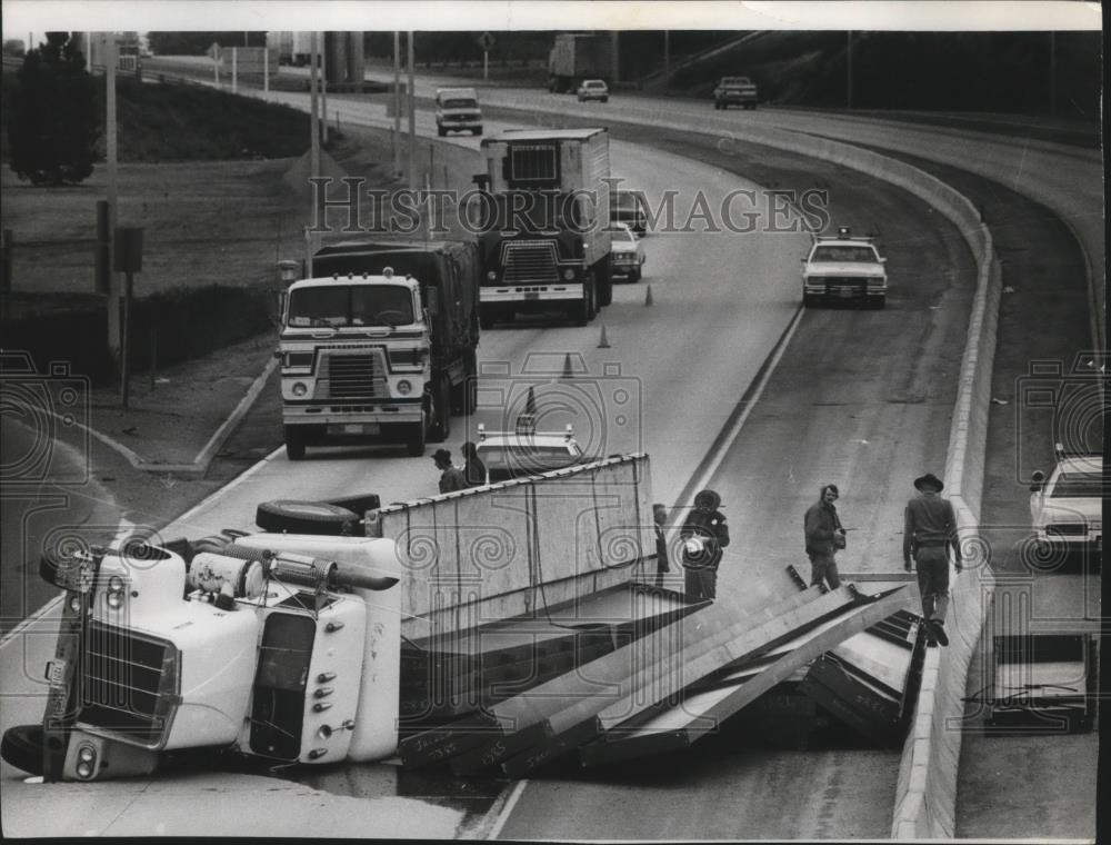 1980 Press Photo Eastbound Traffic on Interstate 90 Blocked by Trailer Truck - Historic Images