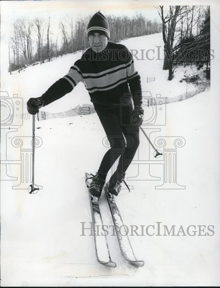 1969 Press Photo Jimmy Heuga demonstrates skiing techniques on a slope - Historic Images